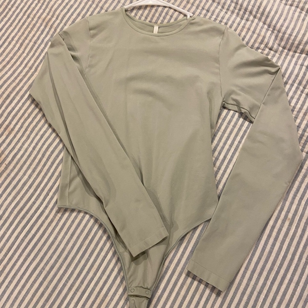 Aritzia Babaton Long Sleeve Contour Bodysuit - Pale Sage